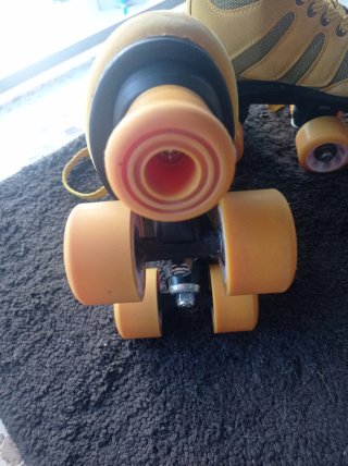 Patines 4 ruedas amarillos talla 32.
