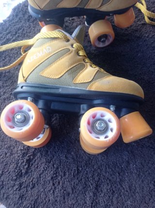 Patines 4 ruedas amarillos talla 32.
