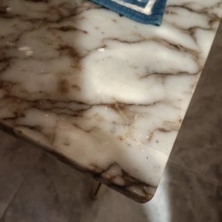 Mesa de mármol y madera