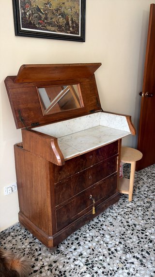 Escritorio antiguo de madera y mármol