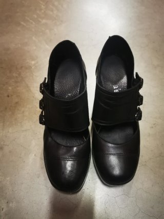 Zapatos de tacón negros con hebillas