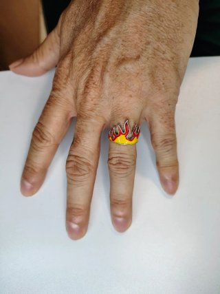 Anello a fiamma rosso e giallo