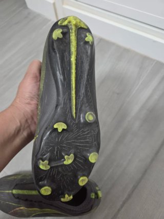 Botas de fútbol grises y verdes