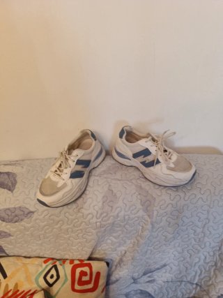 Zapatillas deportivas blancas y azules