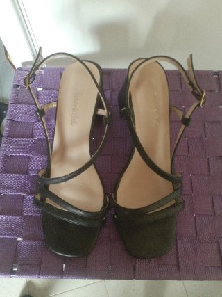 Sandalias de tacón negras para mujer
