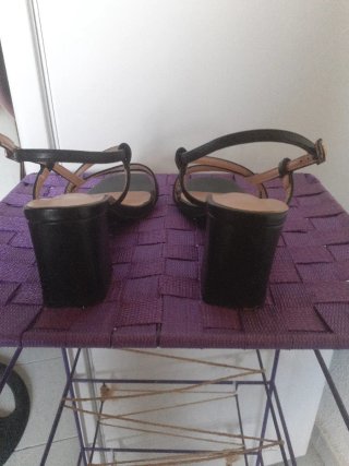Sandalias de tacón negras para mujer