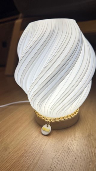 Lámpara Diseño Texturizada Madera y Plástico