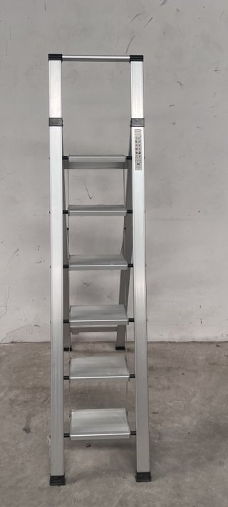 Escalera plegable de aluminio
