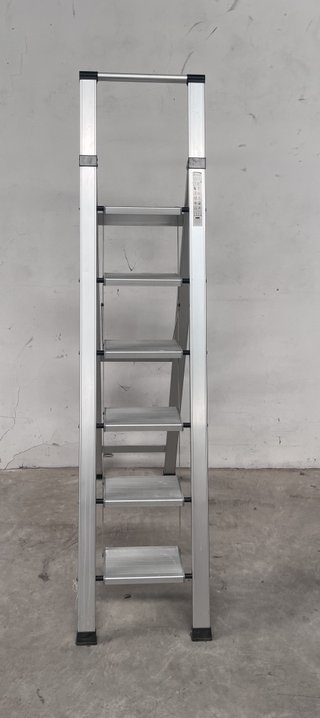 Escalera plegable de aluminio