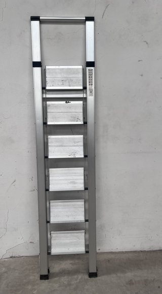 Escalera plegable de aluminio