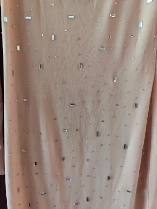 Vestido fiesta beige con pedrería