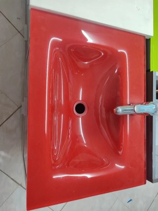 Mueble de baño rojo y madera con patas metálicas