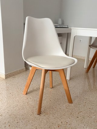 4 Sillas de comedor blancas y madera