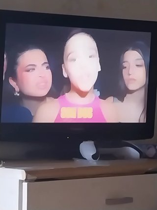 Televisión negra y rosa funcionando