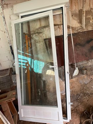 Puerta aluminio con persiana