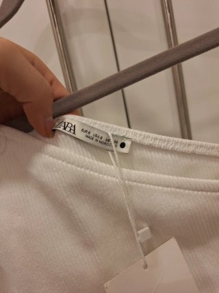 Zara Camiseta Asimétrica Blanca Talla S