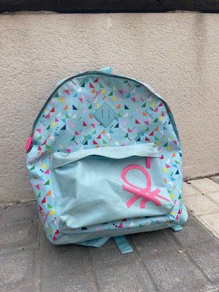 Mochila Benetton azul claro con estampado