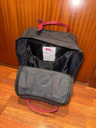 Mochila Fjallraven Kanken Negra Roja 16L