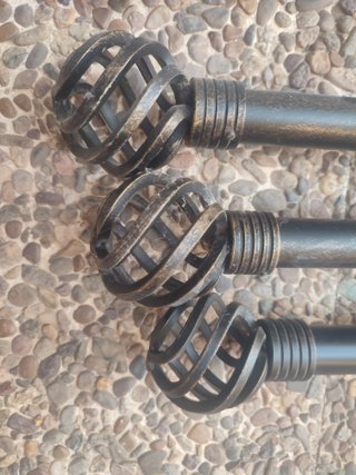 Barra cortina metal negra con apliques