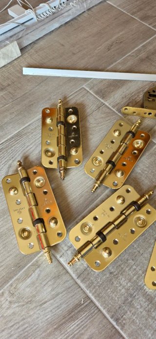 Cerradura, llaves y bisagras doradas