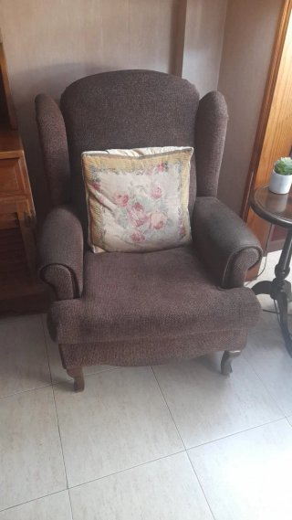 Sillón orejero clásico de tela marrón