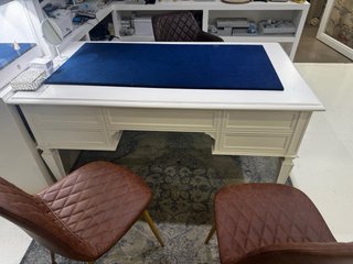 Escritorio de madera blanco