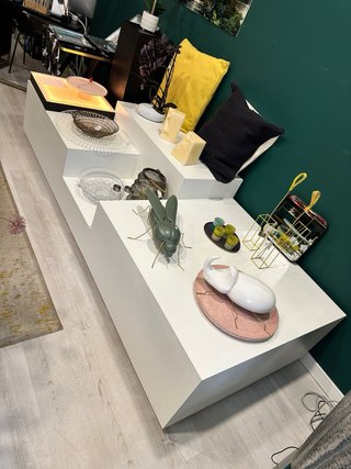 Mueble expositor asimétrico blanco