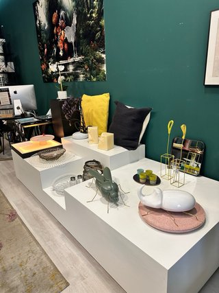 Mueble expositor asimétrico blanco