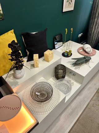 Mueble expositor asimétrico blanco