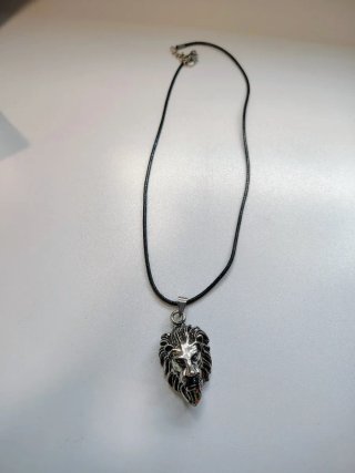 Collana con ciondolo testa di leone