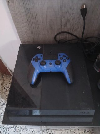 PS4 (PlayStation 4) con mando azul