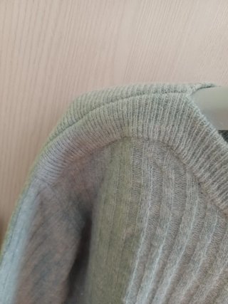 Jersey verde de punto fino.