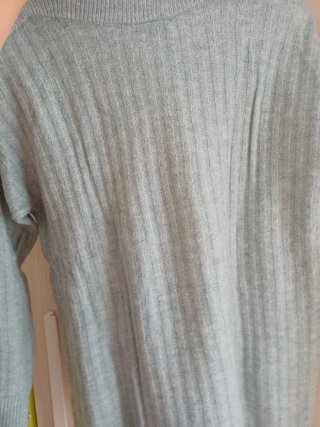 Jersey verde de punto fino.