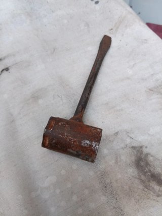 Llave de bujía antigua con destornillador