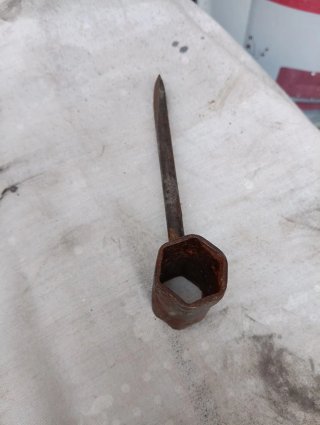 Llave de bujía antigua con destornillador