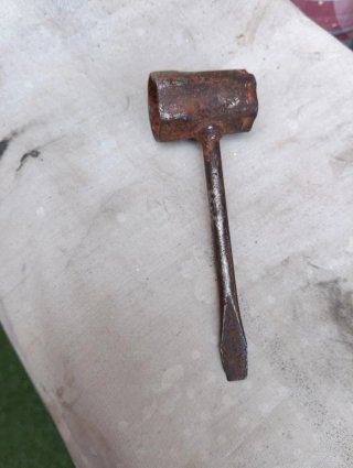 Llave de bujía antigua con destornillador