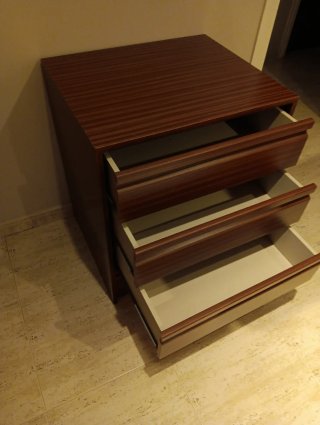 Cajonera de madera cerezo con 4 cajones de almace.