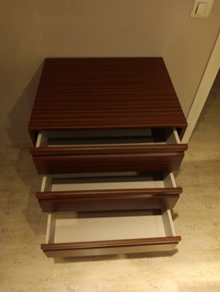 Cajonera de madera cerezo con 4 cajones de almace.