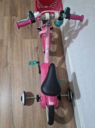 Bicicleta infantil rosa con cesta