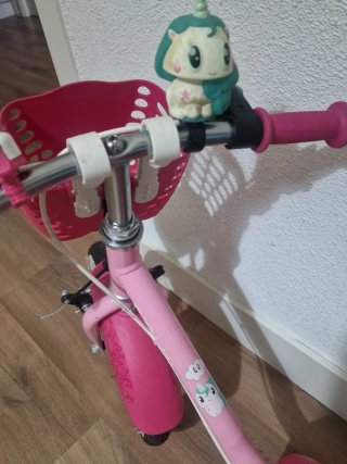 Bicicleta infantil rosa con cesta