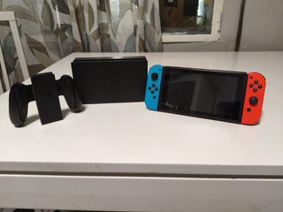 Nintendo Switch Base Rojo/Azul Neón