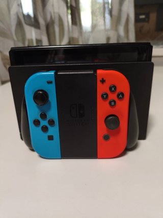 Nintendo Switch Base Rojo/Azul Neón