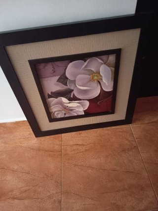 Mueble de madera oscuro con vitrina