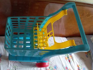 Carrello spesa giocattolo con bambola