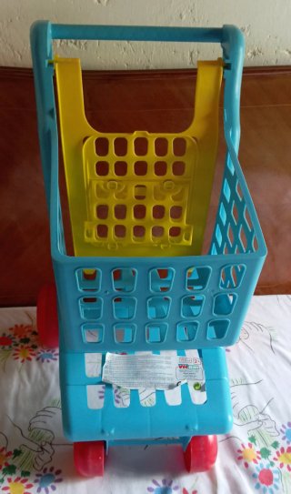 Carrello spesa giocattolo con bambola