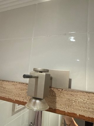 Espejo de madera beige y marrón con aplique