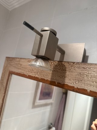 Espejo de madera beige y marrón con aplique
