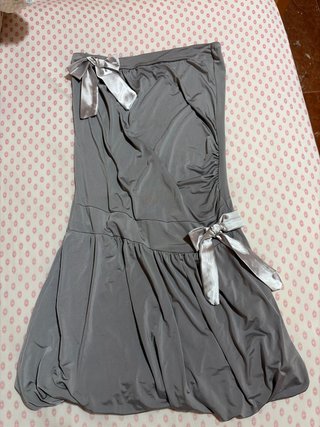 Vestido gris con lazos