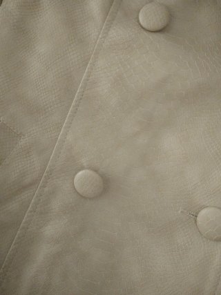 Abrigo beige con cuello y puños de pelo