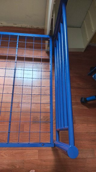 Cama infantil azul con opción de hacerse litera